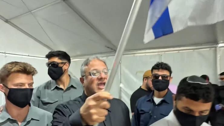 מתוך סרטון השפלת של עצורי המשט. גם אותו סולברג פסל פנתה לבין גביר - ורותקה על ידי שב״ס