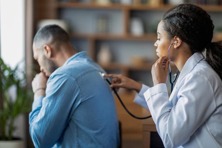 "המטופל נפגש במקביל עם במקביל עם רופא ריאות ומומחה זיהומיות", ד"ר יבגני גרשמן (צילום: Prostock-studio / shutterstock) רופאה בודקת גבר עם מחלת ריאות