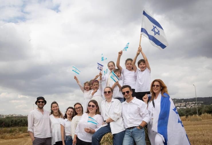 עולים חדשים חוגגים את שבועות בעמק יזרעאל (צילום: גיל נחושתן ) עולים חדשים חוגגים חג שבועות בעמק יזרעאל