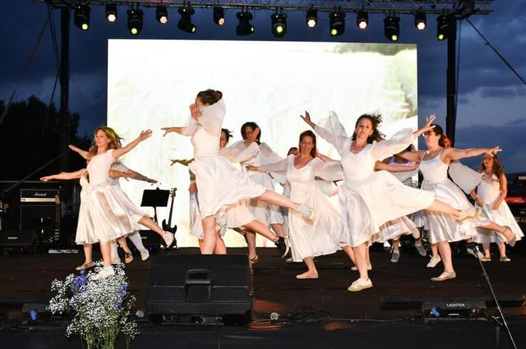 חוגגים חג שבועות בכפר ברוך (צילום: שאול רחמים ) חוגגים חג שבועות בכפר ברוך