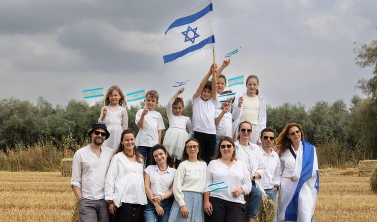 עולים חדשים חוגגים חג שבועות בעמק יזרעאל