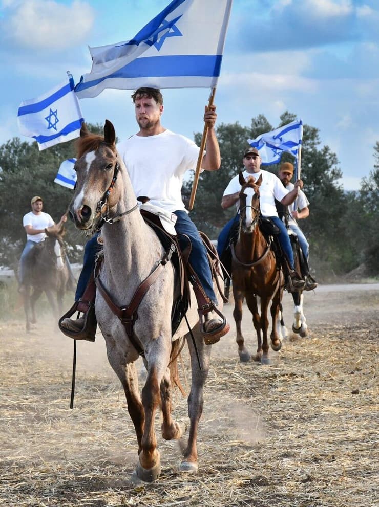 צילום: שאול רחמים חוגגים חג שבועות בכפר ברוך