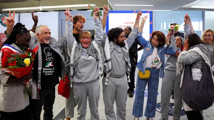 צילום: REUTERS/Abdul Saboor הפעילים הצרפתיים שנעצרו במשט לעזה בשדה התעופה שארל דה גול