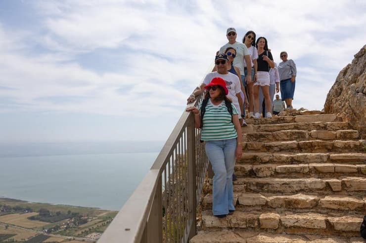 שכבות של הרים ושמיים. החבורה בנקודות תצפית מרכזיות הפונות לכנרת, לגולן ולחרמון (צילום: טל זהרה לביא) שכבות של הרים ושמיים. החבורה בנקודות תצפית מרכזיות הפונות לכנרת, לגולן ולחרמון