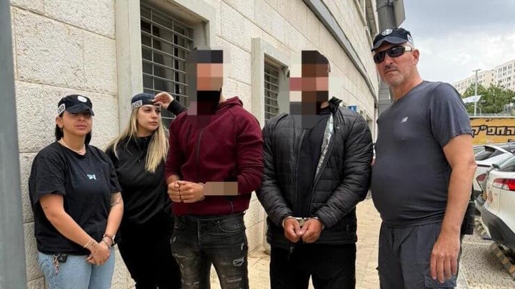 החוקרים, לצד שני החשודים שנעצרו מעצר החשודים שגנבו לכאורה את ג׳רזי כלבת הפודל של מיתר סעדון