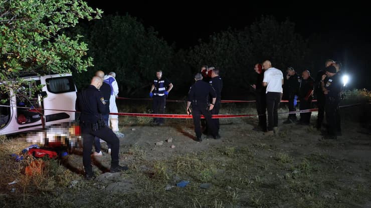 זירת הרצח. הקטין ביקש משאית או גרר כדי לפנות את הרכב שבו היו הגופות (צילום: טל שחר) גבר ואישה אותרו ללא רוח חיים בשטח פתוח בגזרת משמר איילון