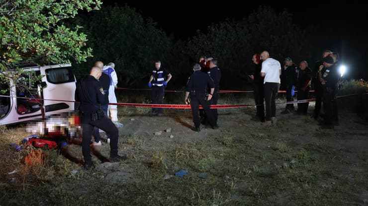 צילום: טל שחר גבר ואישה אותרו ללא רוח חיים בשטח פתוח בגזרת משמר איילון