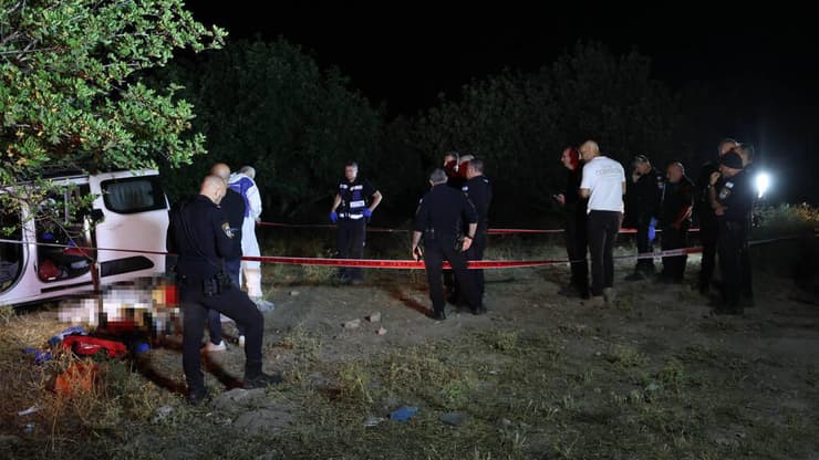בני הזוג פריחודקו "יצאו לטייל", ואותרו שעות אחר כך ללא רוח חיים (צילום: טל שחר) גבר ואישה אותרו ללא רוח חיים בשטח פתוח בגזרת משמר איילון