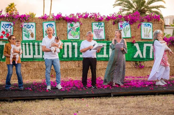 הביכורים הכי חשובים - התינוקות שנולדו בתל יוסף (צילום: יונתן שדה) חגיגות ביכורים בקיבוץ תל יוסף