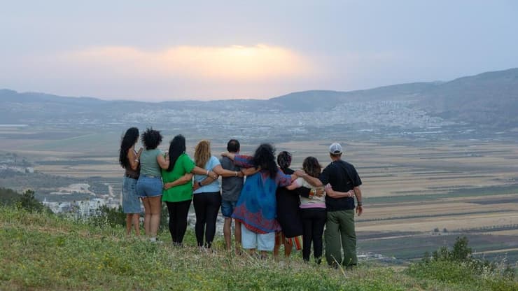 נפרדים בלב גדוש (צילום: טל זהרה לביא) נפרדים בלב גדוש