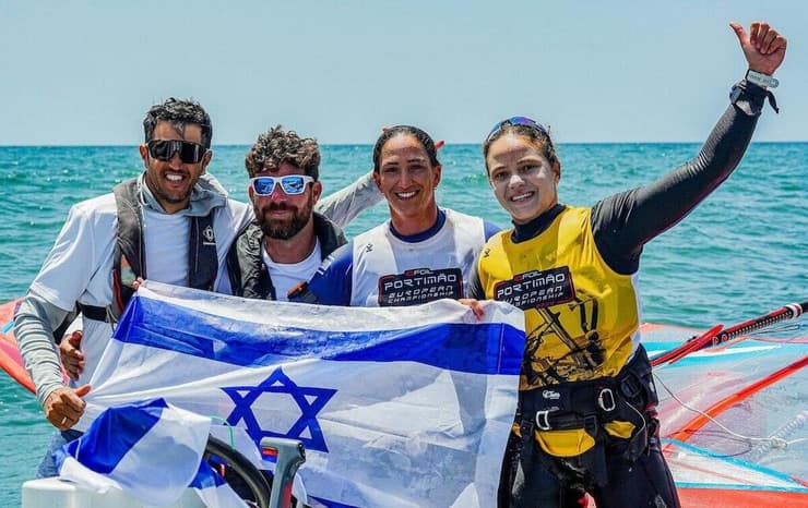 תמר שטיינברג עם שחר טיבי, המאמן שחר צוברי ועוזר המאמן עודד אשר