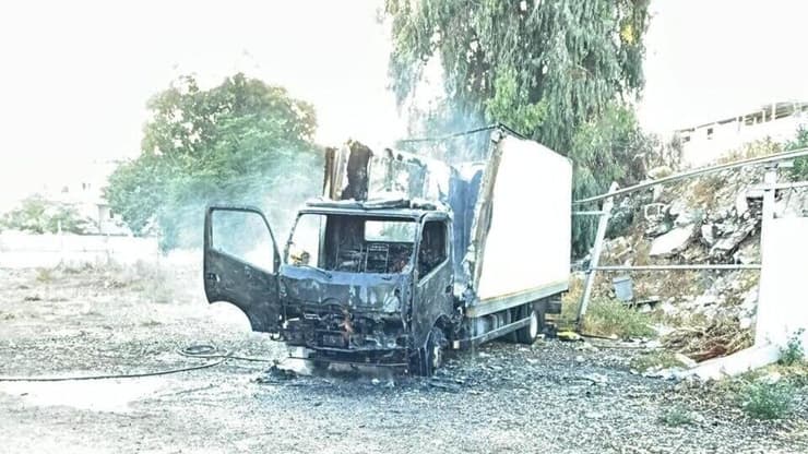 הזירה שבה אותר הקורבן (צילום: כבאות והצלה לישראל) אדם ללא רוח חיים אותר בשריפת משאית ברמלה