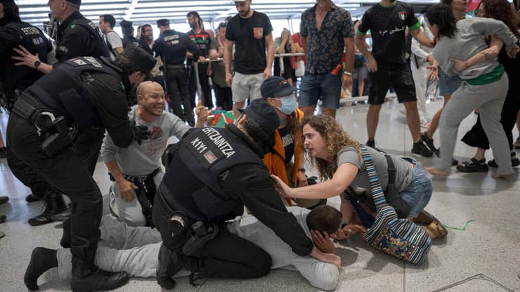 צילום: Idurre ETXABURU / AFP פעילי המשט לעזה נעצרים על ידי משטרת בילבאו בחזרתם למדינה