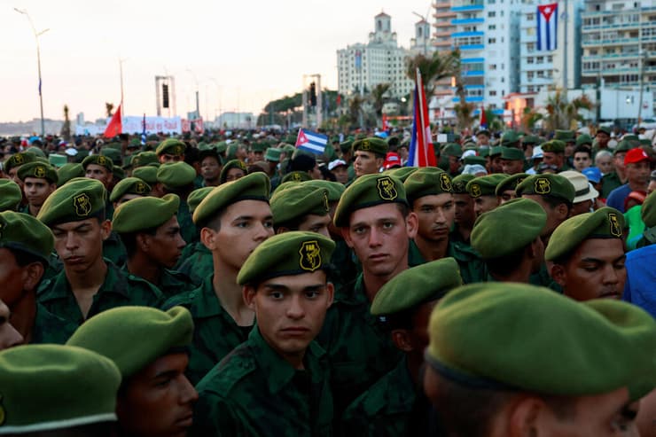 צילום: REUTERS/Norlys Perez חיילים ב קובה הוואנה צועדים מול שגרירות ארה"ב במפגן תמיכה ב ראול קסטרו אחרי אישום אמריקני שהוגש נגדו 22 במאי