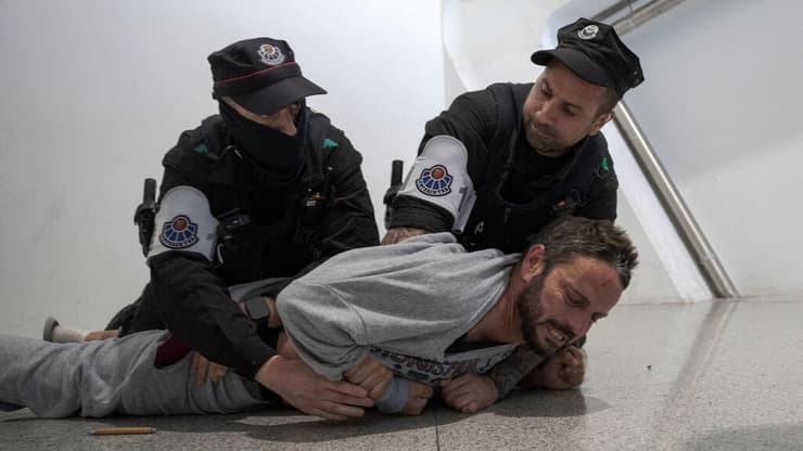 פעיל המשט לעזה נעצר על ידי משטרת בילבאו לאחר חזרתו (צילום: Idurre ETXABURU / AFP) פעילי המשט לעזה נעצרים על ידי משטרת בילבאו בחזרתם למדינה