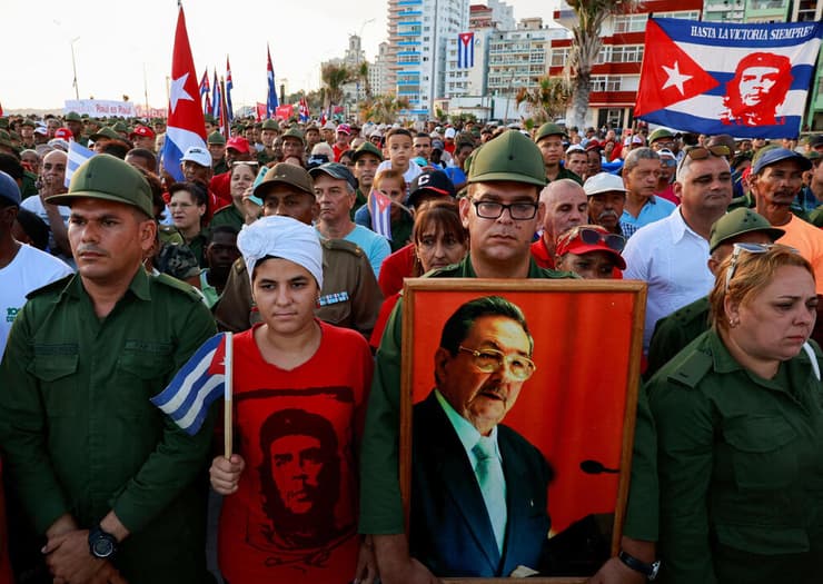 צילום: REUTERS/Norlys Perez קובה הוואנה צועדים מול שגרירות ארה"ב במפגן תמיכה ב ראול קסטרו אחרי אישום אמריקני שהוגש נגדו 22 במאי