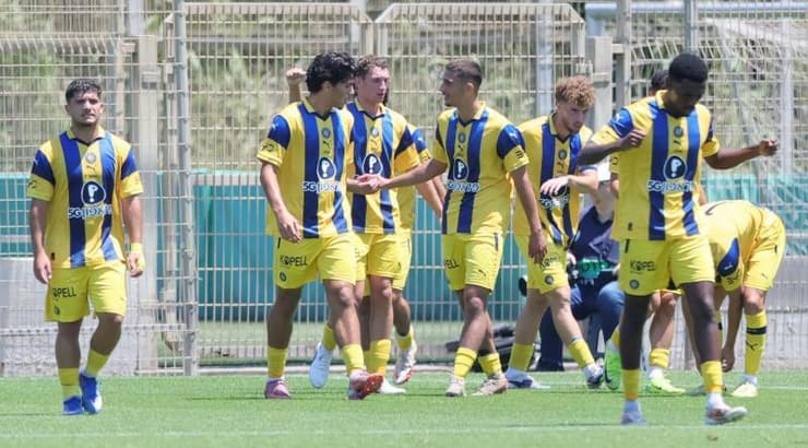 שחקני הנוער של מכבי תל אביב חוגגים (עמרי שטיין) שחקני הנוער של מכבי תל אביב חוגגים