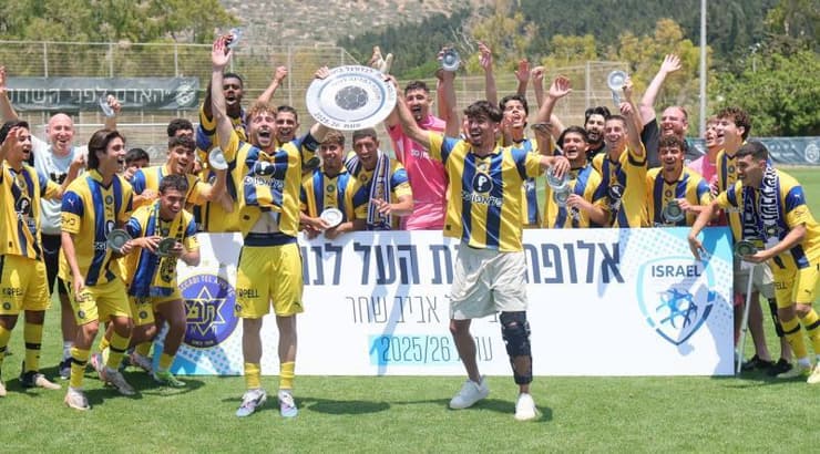 שחקני מכבי תל אביב חוגגים אליפות (עמרי שטיין) שחקני מכבי תל אביב חוגגים אליפות