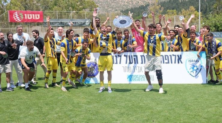 שחקני מכבי ת"א עם צלחת האליפות (עמרי שטיין) שחקני מכבי ת"א עם צלחת האליפות
