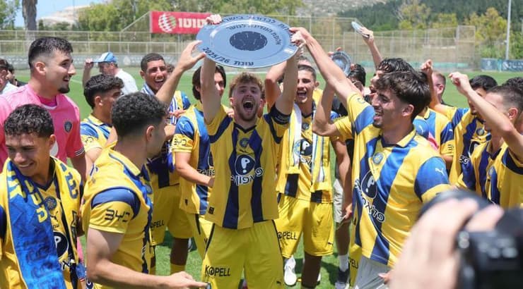 לירן שפיגל מניף את הצלחת (עמרי שטיין) לירן שפיגל מניף את הצלחת