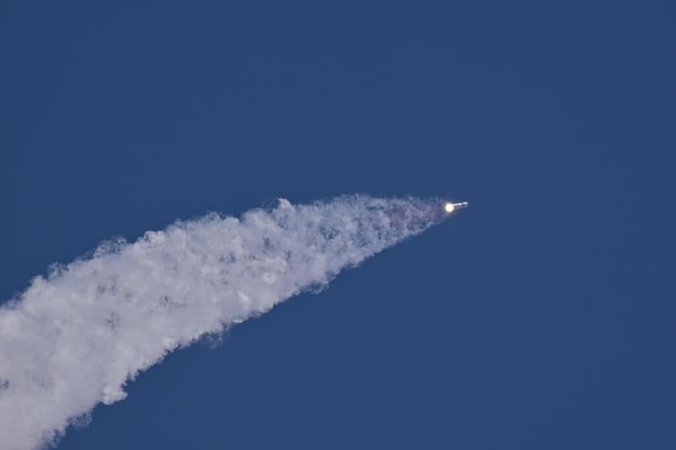 אחד המנועים כבר בניסוי (צילום: REUTERS/Steve Nesius) אחד המנועים כבר בניסוי