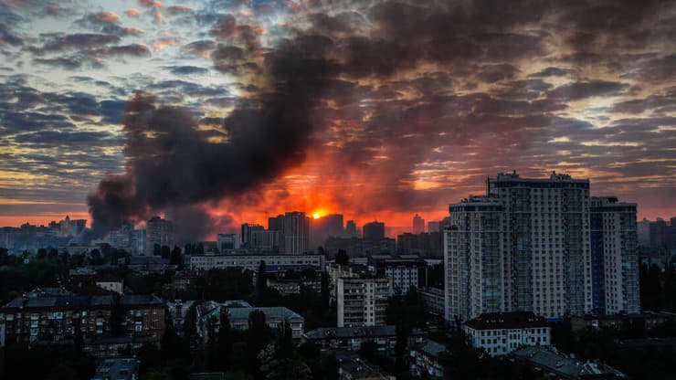 צילום: AP Photo/Zoya Shu אוקראינה קייב נזק אחרי מתקפה של רוסיה