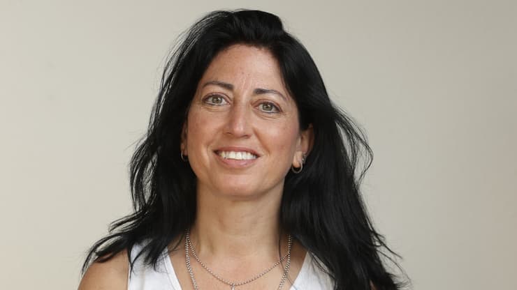 "צריך להחזיר למקצוע את תחושת השליחות והמשמעות". המחנכת רווית פרץ שפס (צילום: אביגיל עוזי) רווית פרץ שפס, מחנכת, בי"ס נטעים, לוד