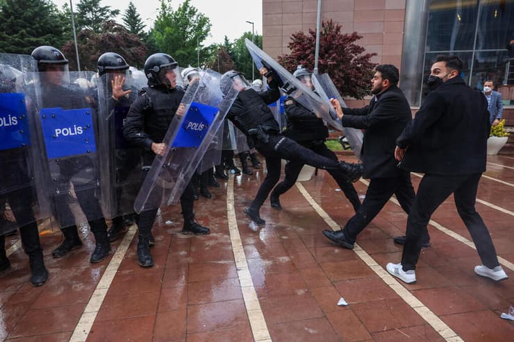 צילום: Serdar Ozsoy/Getty Images טורקיה מהומות עימותים ליד מטה מפלגת האופוזיציה CHP המשטרה מפנה את המנהיג