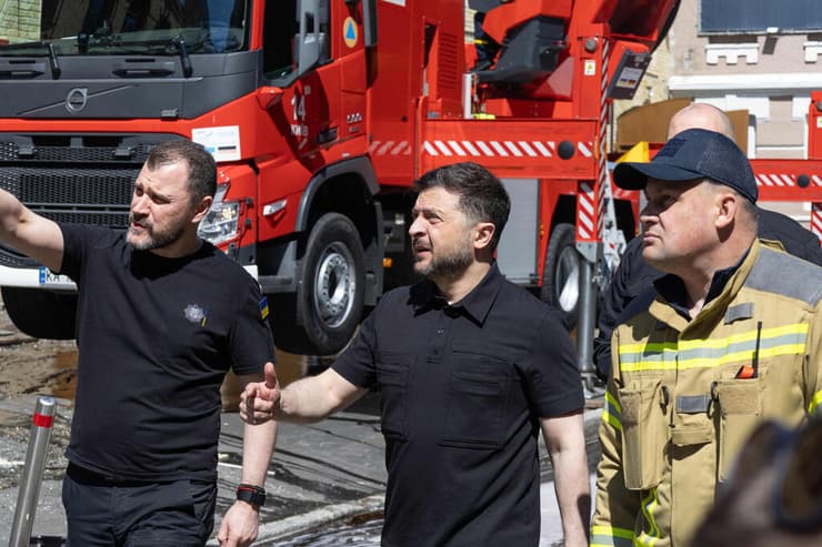 נשיא אוקראינה וולודמיר זלנסקי סוקר נזק ב קייב אחרי מתקפה של רוסיה