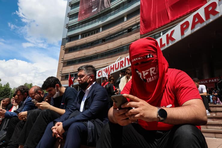 עם סמלי המפלגה מחוץ למטה באנקרה (צילום: Serdar Ozsoy/Getty Images) טורקיה מהומות עימותים ליד מטה מפלגת האופוזיציה CHP המשטרה מפנה את המנהיג