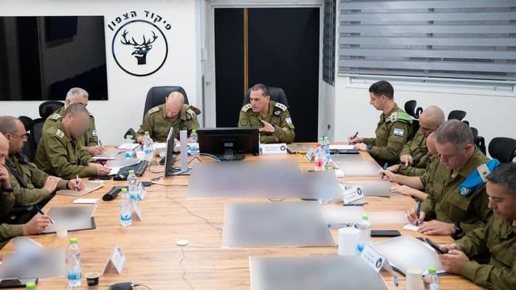 הרמטכ"ל זמיר בביקור בפיקוד הצפון. "יש לפגוע בבניינים בביירות ובצור כדי להרתיע" (צילום: דובר צה"ל) הרמטכ״ל בפיקוד הצפון