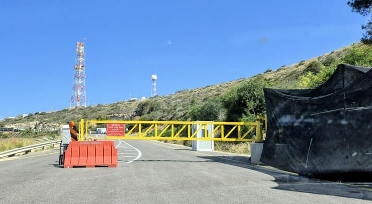 המחסום הצבאי בכניסה לאתר (צילום: יאיר קראוס) חסימות הכניסה לראש הנקרה