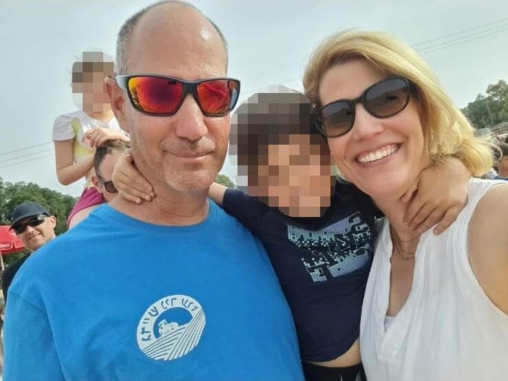כרמית עם אחיה, אלעד קציר ז"ל. שרד בעזה 99 יום, ונרצח בשבי (צילום: אלבום פרטי) כרמית עם אחיה, אלעד קציר ז"ל. שרד בעזה 99 יום, ונרצח בשבי