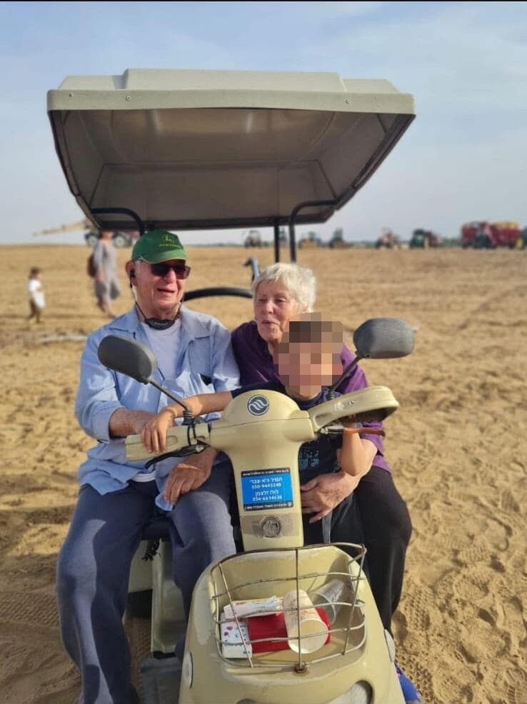 חנה ורמי קציר ז"ל, הוריה של כרמית. ב-7 באוקטובר קרסו אמונות ותפיסות עולם, שהותירו אחריהן בולענים נפשיים וחברתיים מורכבים וקשים לעיכול (צילום: אלבום פרטי) חנה ורמי קציר ז"ל, הוריה של כרמית. ב-7 באוקטובר קרסו אמונות ותפיסות עולם, שהותירו אחריהן בולענים נפשיים וחברתיים מורכבים וקשים לעיכול