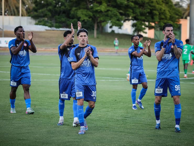 שחקני הפועל ר"ג (צילום: עוז מועלם) שחקני הפועל ר"ג