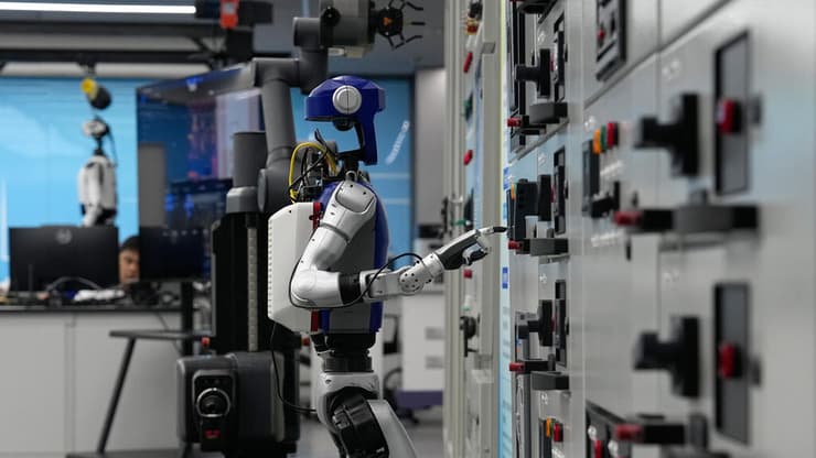 רובוט AI, אילוסטרציה (צילום: Andy Wong/AP) רובוט של UNIX AI