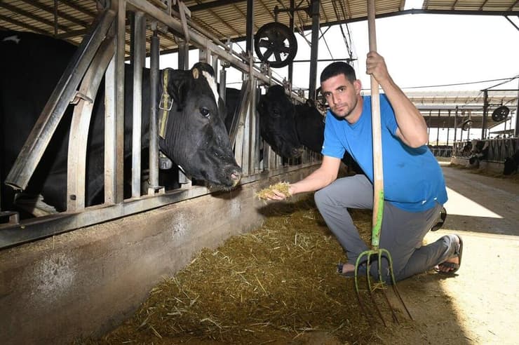 "הדבר הכי קשה היום הוא שהמדינה שכחה שחקלאות זה ערך ודרך חיים". יאיר בלברמן (צילום: הרצל יוסף) יאיר בלברמן, ממשיך את אביו הרפתן, ועובד ברפת בקיבוץ ניר יצחק
