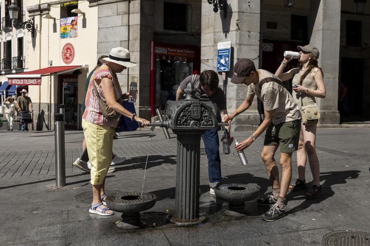 ממלאים בקבוקים בברזייה במדריד. בספרד הזהירו מ"לילות טרופיים" (צילום: Pablo Blazquez Dominguez/Getty Images) מדריד ספרד גל חום אירופה 23 במאי