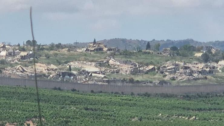 הנוף מהבית שנפגע במטולה ההריסות בלבנון