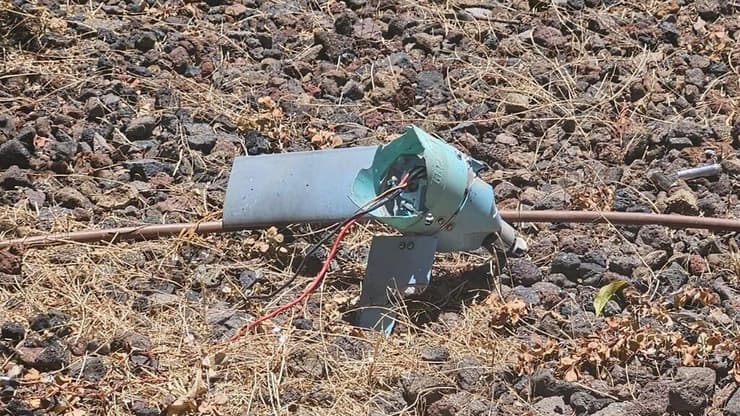 שבר מהכטב"ם במטולה (צילום: לפי סעיף 27א לחוק זכויות יוצרים) רסיס במטולה