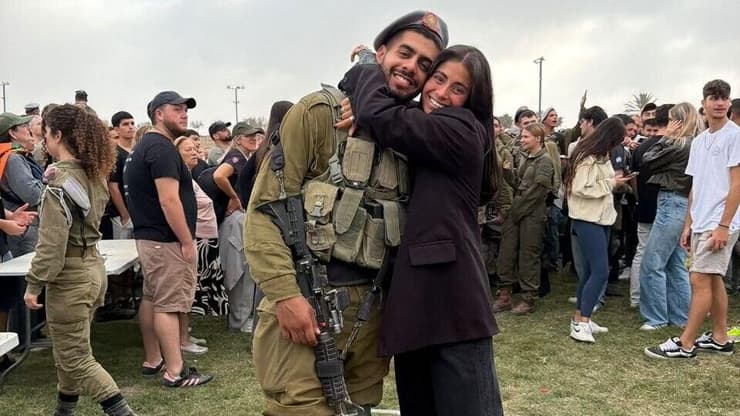 נהוראי לייזר ז"ל עם אחותו מאי