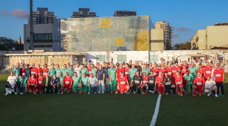 שחקני שתי הקבוצות בתמונה משותפת (שחר גרוס) שחקני שתי הקבוצות בתמונה משותפת