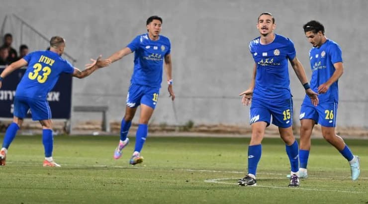 שחקני מכבי הרצליה מרוצים מהשוויון (ראובן שוורץ) שחקני מכבי הרצליה מרוצים מהשוויון