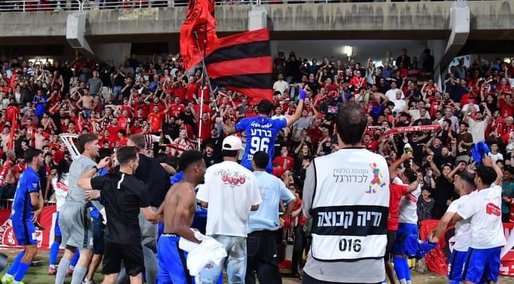 חגיגות ענק בהפועל רמת גן (חגי מיכאלי) חגיגות ענק בהפועל רמת גן