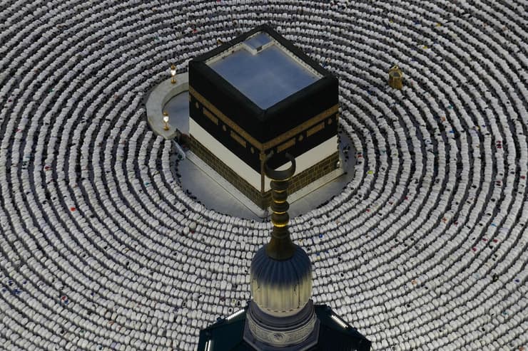 מוסלמים מתפללים בכעבה במכה, אמש (צילום: AP Photo/Altaf Qadri) סעודיה חאג' מוסלמים מכה כעבה האבן הקדושה