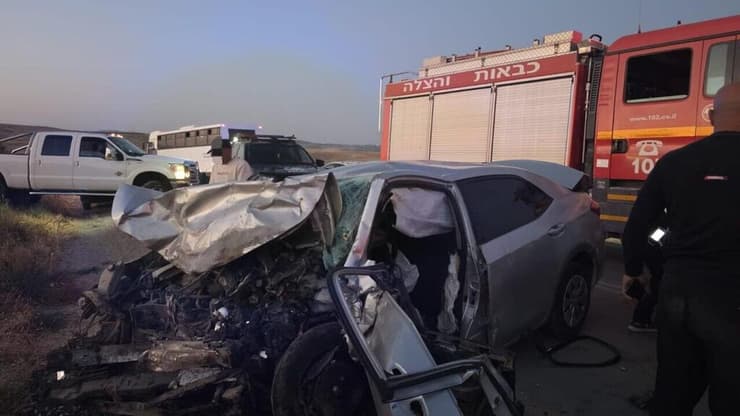 הזירה בנגב (צילום: תיעוד מבצעי מד"א) תאונת דרכים בין 2 כלי רכב בכביש 316 סמוך למחלף נחל יתיר