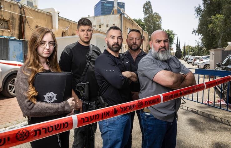 צוות החוקרים מיל"פ. מימין לשמאל: רס"ר גיל מייזנר, רנ"ג אוסקר קירגיז, רפ"ק אוהד גולדברג, רס"מ דניס צ'רנומוריץ ורס"ר קרין שצגלוב