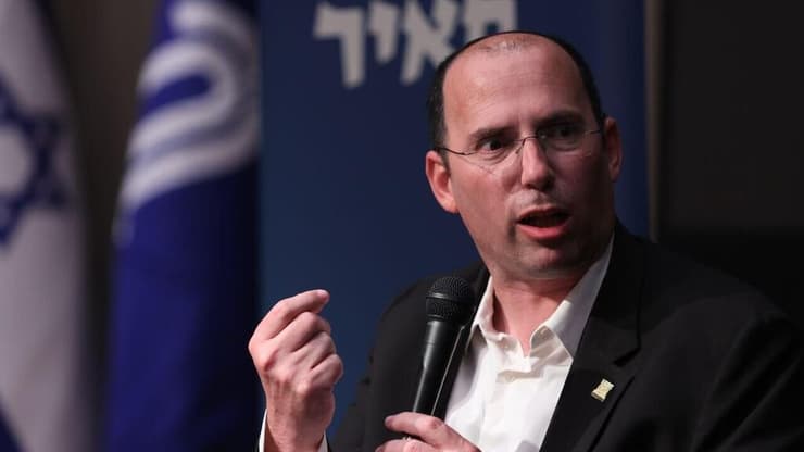 רוטמן. הצעת החוק לפיצול תפקיד היועמ"ש תעלה לקריאה ראשונה (צילום: אלכס קולומויסקי ) שמחה רוטמן באירוע השקה לספר "כן אדוני הנשיא"