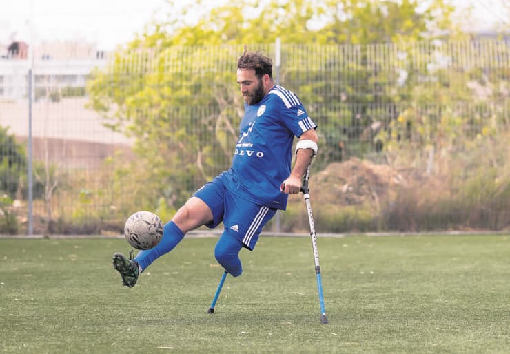 צח שחרור, קפטן ומייסד נבחרת ישראל בכדורגל לקטועי גפיים (צילום: עוז מועלם) צח שחרור, קפטן ומייסד נבחרת ישראל בכדורגל לקטועי גפיים