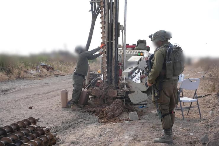 מאות קידוחים בקרקע. לוחמי צה"ל בבית חאנון (צילום: דובר צה"ל ) כוחות החטיבה הצפונית ויחידת יהל״ם במבצע הנדסי להשמדת תוואי טרור במרחב בית חאנון